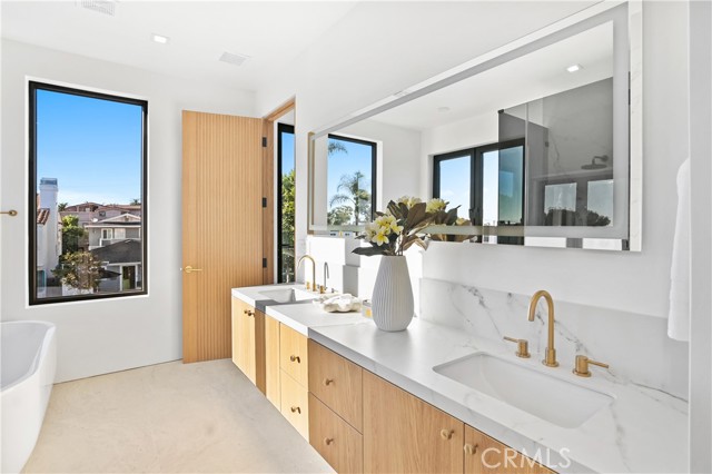 Detail Gallery Image 13 of 17 For 604 Narcissus Ave, Corona Del Mar,  CA 92625 - 3 Beds | 3/1 Baths