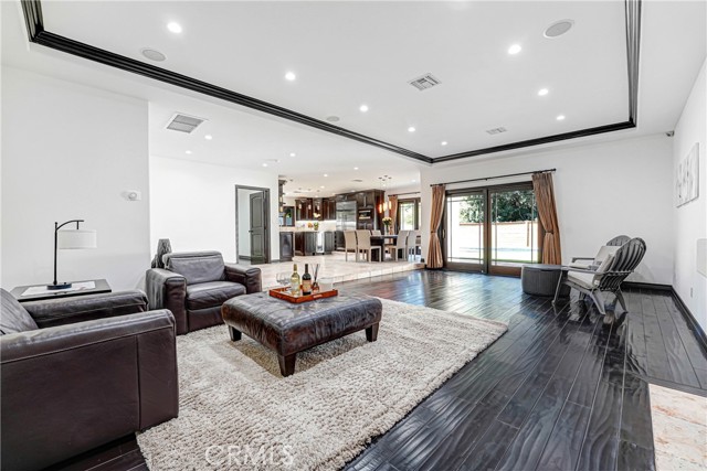 Detail Gallery Image 4 of 15 For 4529 Don Pio, Woodland Hills,  CA 91364 - 4 Beds | 2/1 Baths