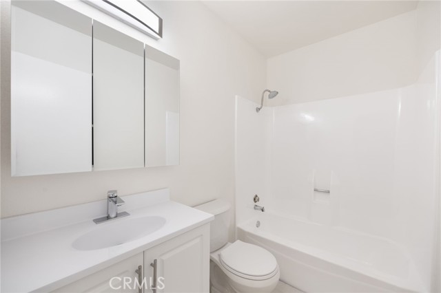 Detail Gallery Image 8 of 11 For 333 Riverdale Dr #2,  Glendale,  CA 91204 - 2 Beds | 2 Baths