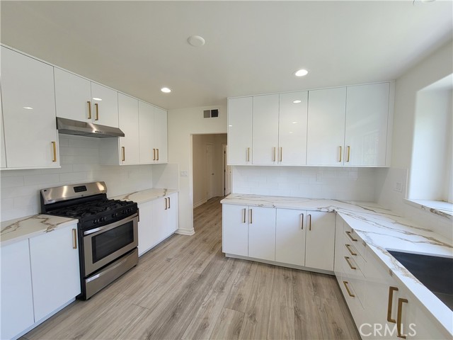 18001 Osborne Street, Sherwood Forest CA: https://media.crmls.org/medias/e59bbbb3-2140-48f3-ab00-7f9f3989f46b.jpg