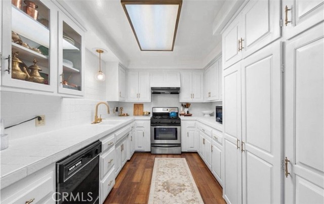 7327 N Loma Verde Avenue, Canoga Park CA: https://media.crmls.org/medias/e59c1fea-d376-4929-bcdf-a177afd4c7d5.jpg