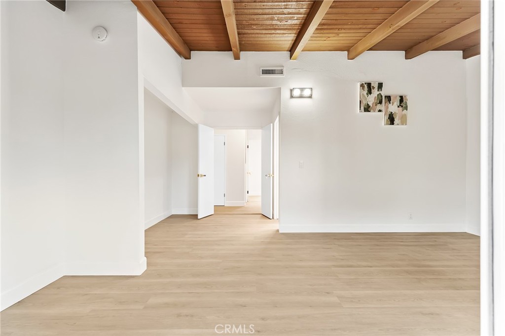 https://media.crmls.org/medias/e59c4c6d-5f1a-4768-9fa2-acaa12db0999.jpg?preset=X-Large
