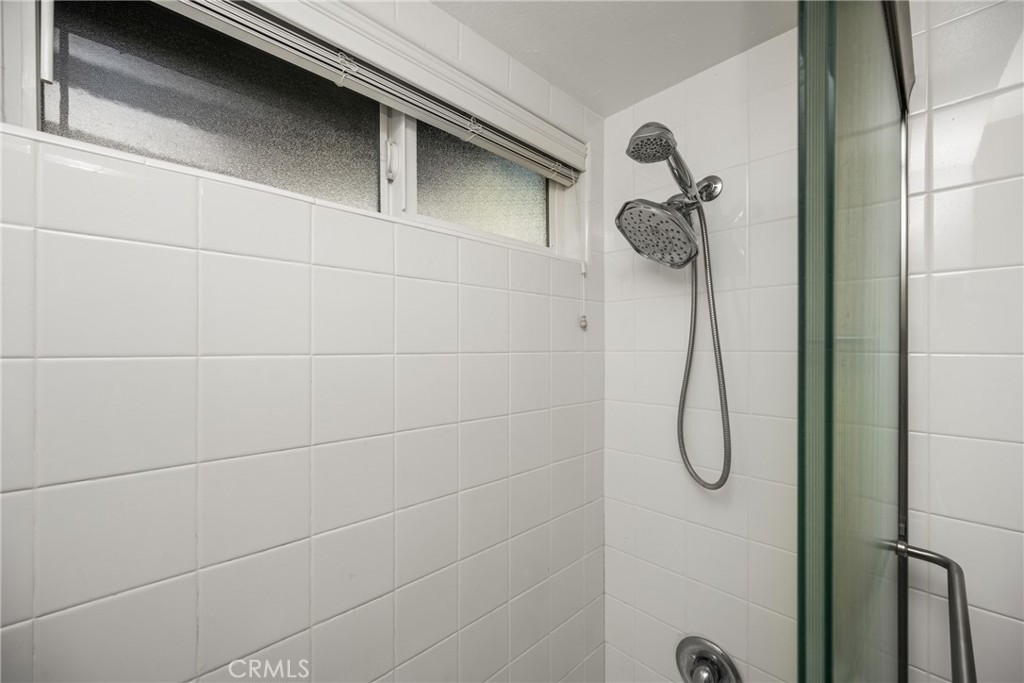 https://media.crmls.org/medias/e59f75c8-2b4b-46fa-beb8-b97de3acbddd.jpg?preset=X-Large