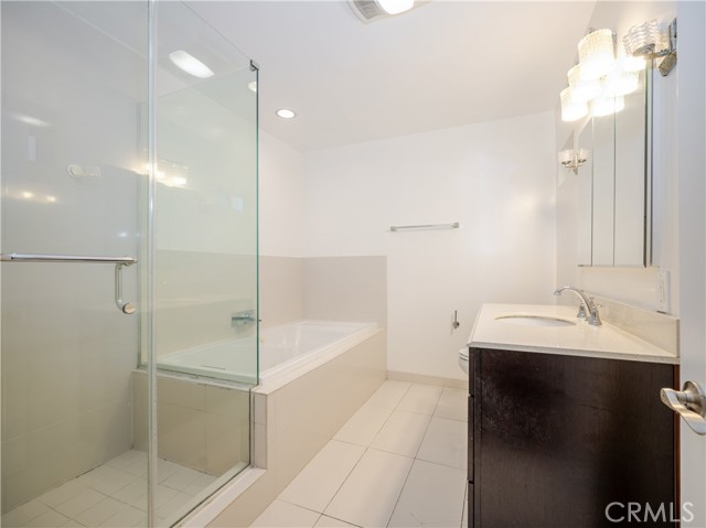 Detail Gallery Image 12 of 19 For 7656 Fountain Ave, West Hollywood,  CA 90046 - 2 Beds | 2 Baths