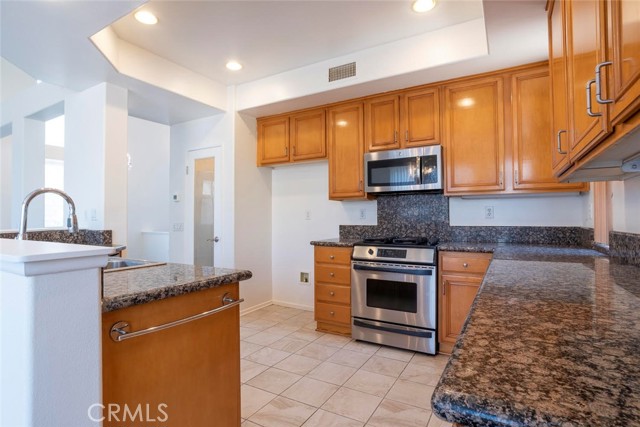 Detail Gallery Image 8 of 28 For 1574 River Wood Ct, Simi Valley,  CA 93063 - 3 Beds | 2/1 Baths