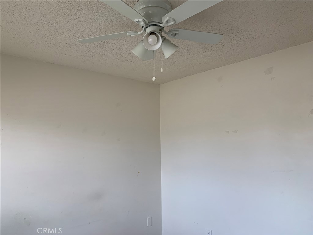 https://media.crmls.org/medias/e5a82f48-a403-4710-9d01-ed12f3644095.jpg?preset=X-Large