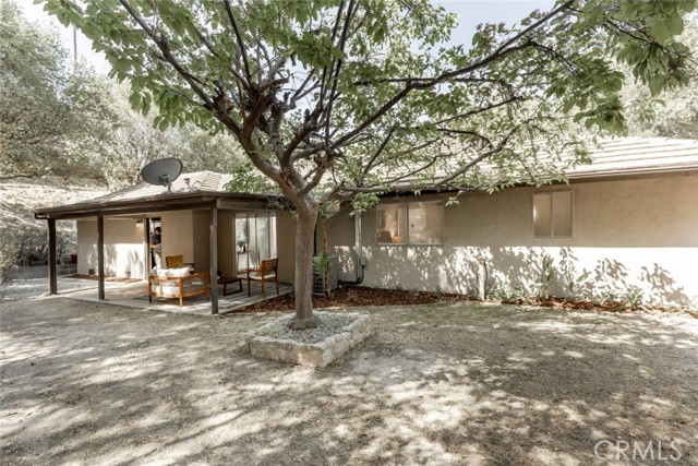 2101 El Arbolita Drive, Glendale CA: https://media.crmls.org/medias/e5a8fd47-25e9-431b-83b1-8414ee63f9d1.jpg