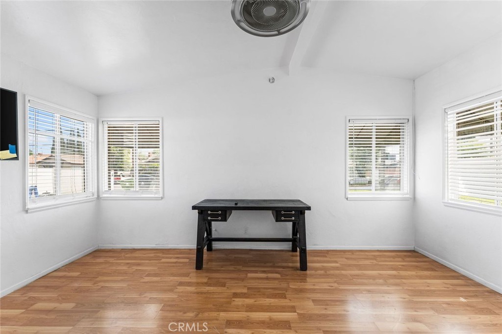 https://media.crmls.org/medias/e5aab832-27a1-4161-bb16-58bd7abcc4ea.jpg?preset=X-Large