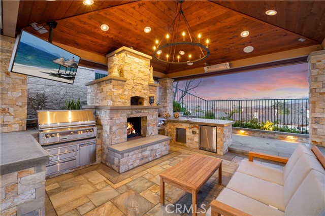 1040 S Summer Breeze Lane, Anaheim CA: https://media.crmls.org/medias/e5ac8b8b-01b8-48a6-982a-d2173c1c9b03.jpg