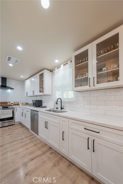 9720 Hayvenhurst photo 12