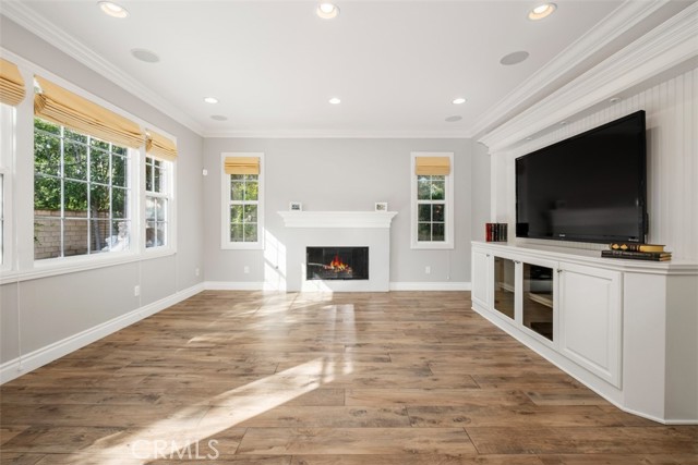 20 Townsend, Irvine CA: https://media.crmls.org/medias/e5b3adbe-2ff1-480b-bbb2-6f5b3df83a63.jpg
