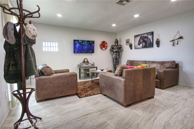 6367 Split Rock Avenue, 29 Palms CA: https://media.crmls.org/medias/e5b3bca4-93ee-421c-aedb-769b1e9dbdce.jpg