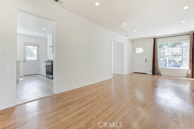 Detail Gallery Image 3 of 36 For 3055 Sycamore Ave, La Crescenta,  CA 91214 - 6 Beds | 4 Baths