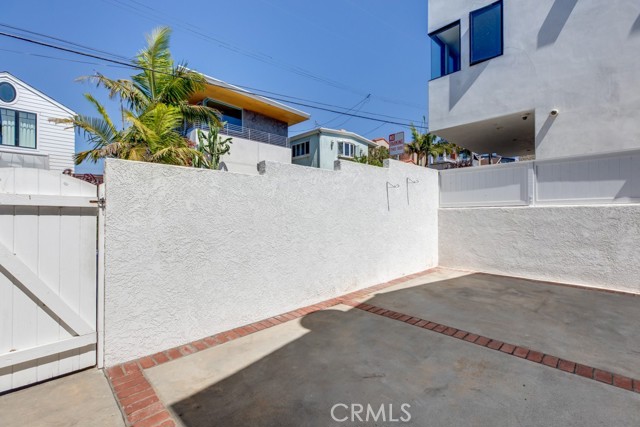 645 Longfellow Avenue, Hermosa Beach CA: https://media.crmls.org/medias/e5b6d5d7-9ea8-4b3e-a2f5-b275651e33cf.jpg