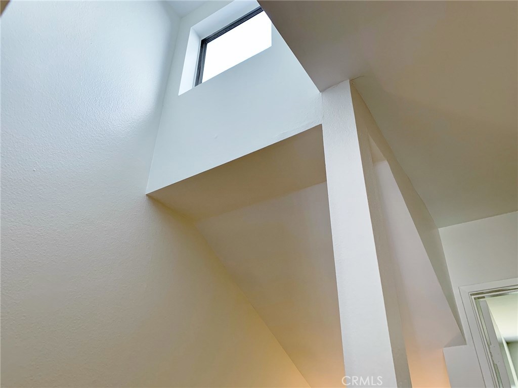 https://media.crmls.org/medias/e5b7d6a0-e77d-40f2-8a26-aef048272a29.jpg?preset=X-Large