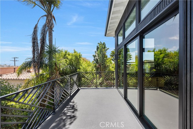 926 17th St, Hermosa Beach CA: https://media.crmls.org/medias/e5ba28b5-880a-432b-90e2-e2808111d5bd.jpg