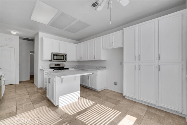 11110 Sandy Lane, Apple Valley CA: https://media.crmls.org/medias/e5ba574d-9ec8-493c-9f69-765a8d6c4d40.jpg