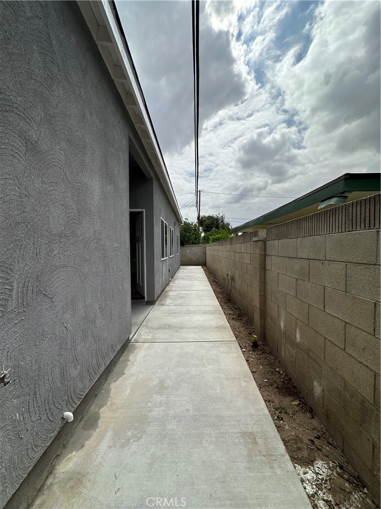 https://media.crmls.org/medias/e5bafe33-5504-43cf-a2b3-14410c48438c.jpg?preset=X-Large