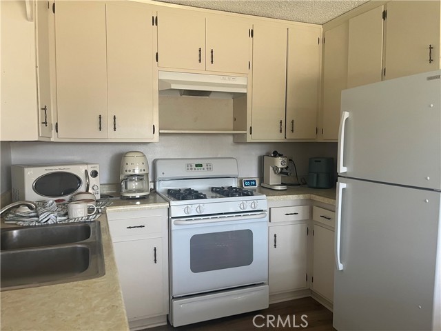 14703 MESA DR, Victorville CA: https://media.crmls.org/medias/e5bb058f-fdee-40c7-8fac-5d4b4ad6655a.jpg