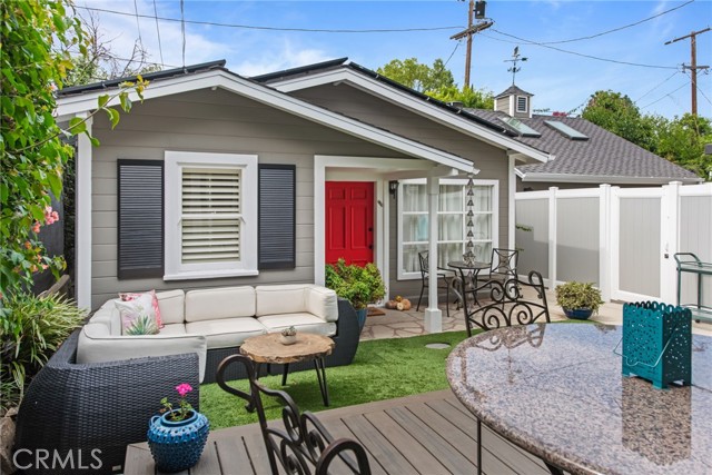 4323 Laurelgrove Avenue, Studio City CA: https://media.crmls.org/medias/e5bcc500-8358-40a3-8ef7-cc3905f4527b.jpg