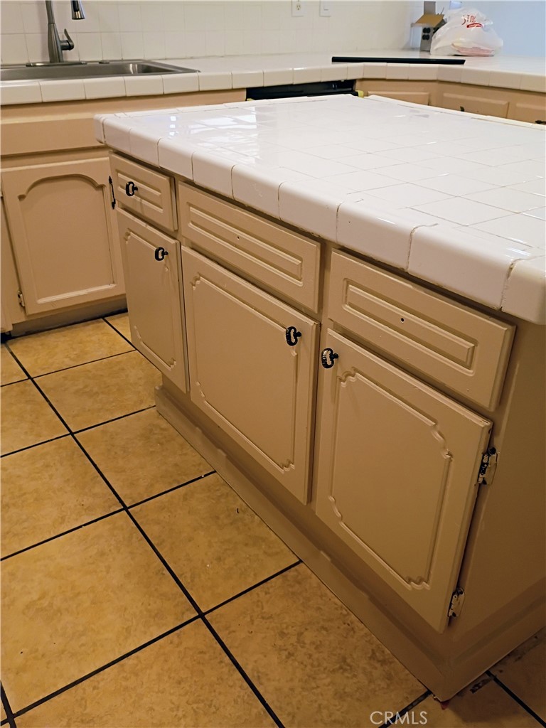https://media.crmls.org/medias/e5bcf510-7a6d-44cb-9371-f65ae4eda3a9.jpg?preset=X-Large