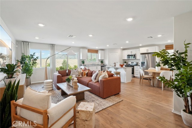 Detail Gallery Image 3 of 26 For 14008 Larissa St, Moreno Valley,  CA 92555 - 4 Beds | 2/1 Baths