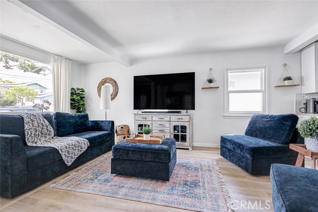 Detail Gallery Image 4 of 29 For 320 E Walnut Ave, El Segundo,  CA 90245 - 5 Beds | 3 Baths