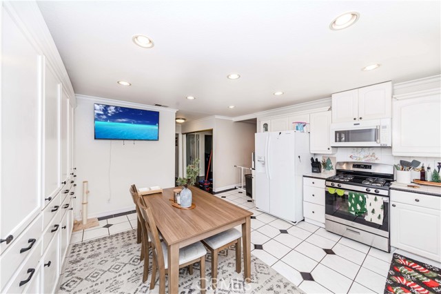 Detail Gallery Image 10 of 21 For 1250 S Brookhurst St #2027,  Anaheim,  CA 92804 - 3 Beds | 2 Baths