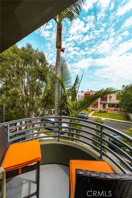 271 Prospect Avenue, Long Beach CA: https://media.crmls.org/medias/e5bdc7c3-cf65-41e8-8617-ff9a834ab8f5.jpg