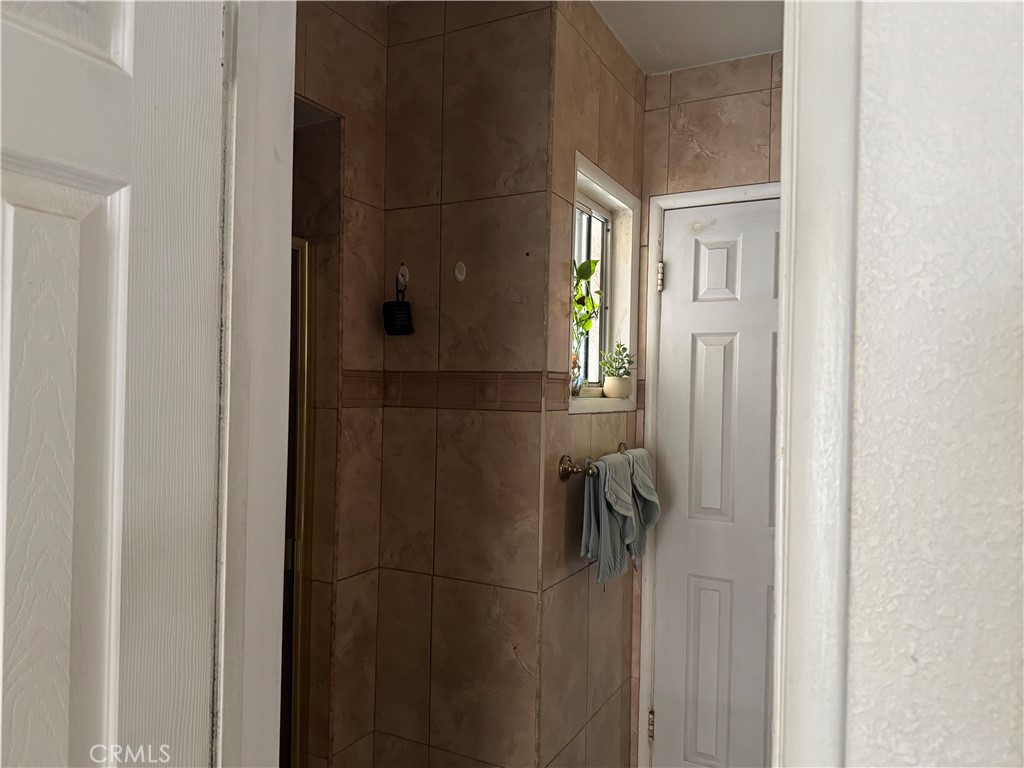 https://media.crmls.org/medias/e5bdcce1-093e-48a7-a63d-8120022c1901.jpg?preset=X-Large