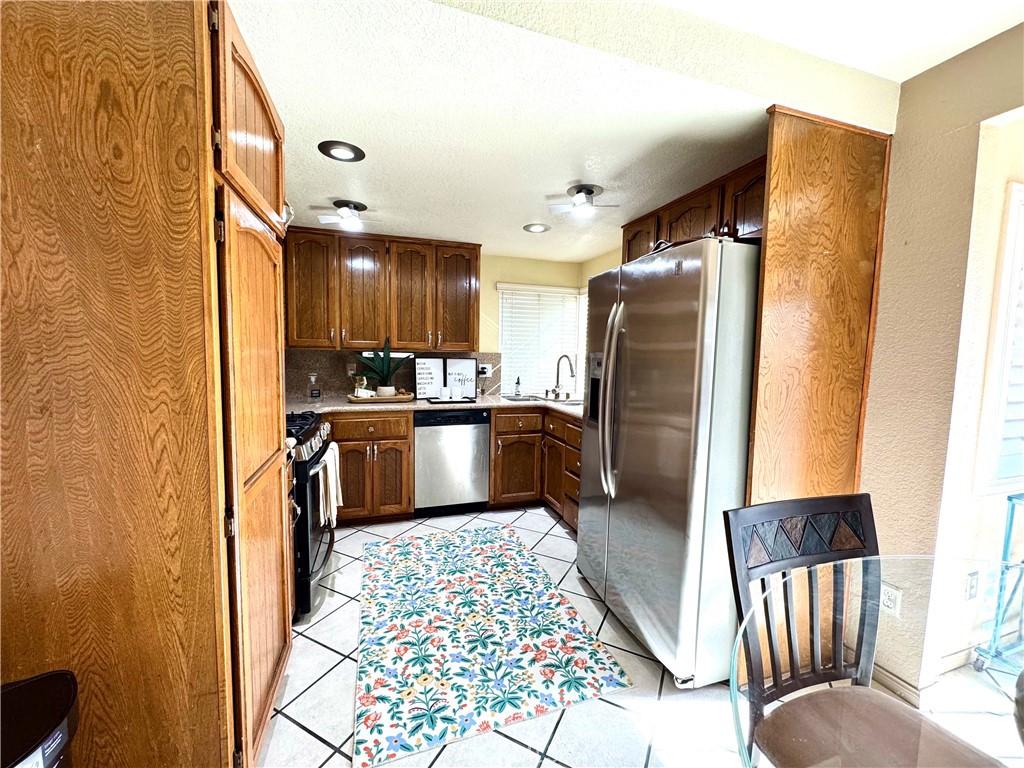 https://media.crmls.org/medias/e5bdedbc-e9e8-4946-8cb2-80a038205046.jpg?preset=X-Large