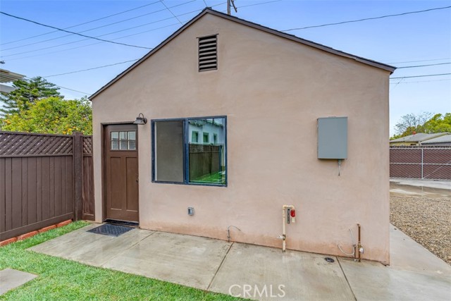 433 N Buena Vista Street, Burbank CA: https://media.crmls.org/medias/e5be0df9-7d81-4fcb-b349-4af617f0b763.jpg