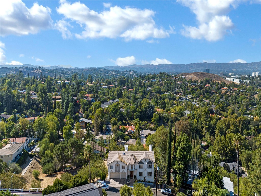 https://media.crmls.org/medias/e5c1820b-2238-40b1-b52d-1386d174070b.jpg?preset=X-Large