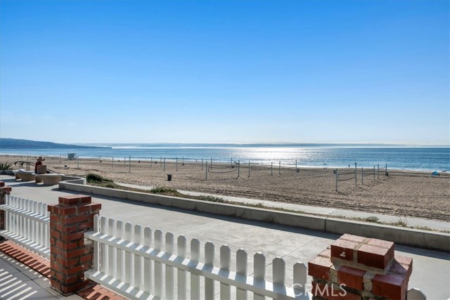 1000 The Strand, Manhattan Beach CA: https://media.crmls.org/medias/e5c1c8a7-8bcd-48e9-bb5b-e3d635e8b651.jpg
