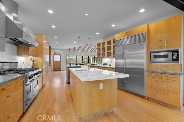 Detail Gallery Image 11 of 51 For 1635 19th St, Manhattan Beach,  CA 90266 - 6 Beds | 4 Baths
