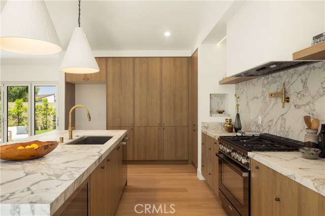 3499 San Rafael Circle, Costa Mesa CA: https://media.crmls.org/medias/e5c949a2-b8f4-45bb-b95d-bb5917c51c69.jpg