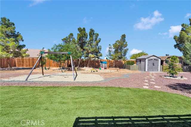 13950 High Falls Trail, Apple Valley CA: https://media.crmls.org/medias/e5c9d6b3-ee9c-4e01-ac3e-baca40d4c934.jpg