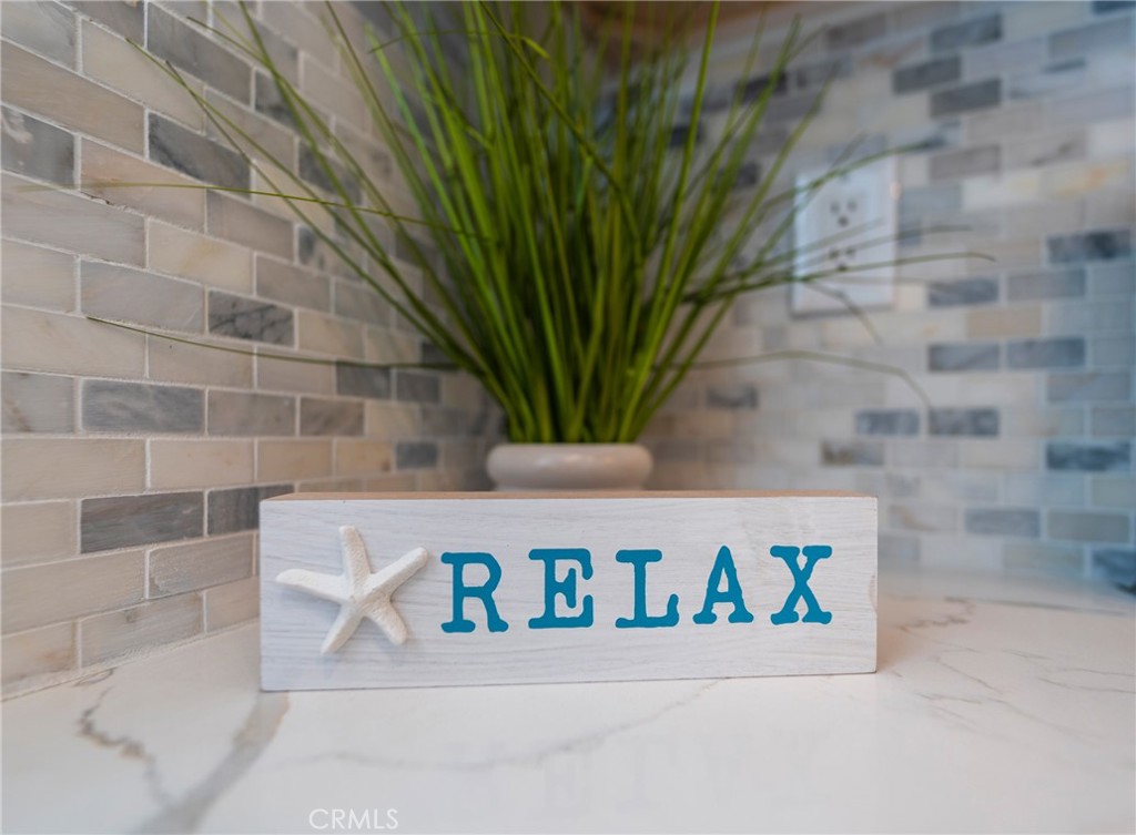 https://media.crmls.org/medias/e5c9f6bb-0c8c-438f-816b-256c98157b58.jpg?preset=X-Large