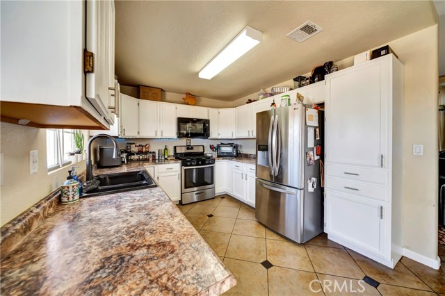 Detail Gallery Image 12 of 39 For 3531 San Jacinto Ave, Rosamond,  CA 93560 - 3 Beds | 2 Baths