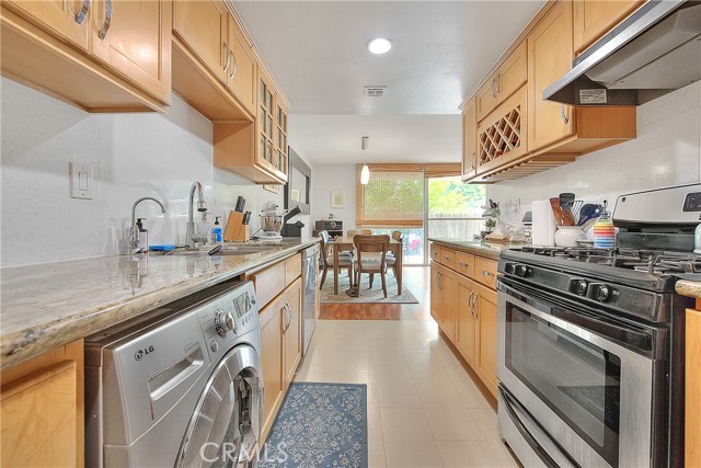 330 W California Boulevard, Pasadena CA: https://media.crmls.org/medias/e5ca6d47-c676-443b-8a46-4cc3a9145053.jpg