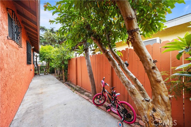 157 E 70th Street, Los Angeles CA: https://media.crmls.org/medias/e5cad4df-53bc-4a0b-97ba-e1309c6d8335.jpg
