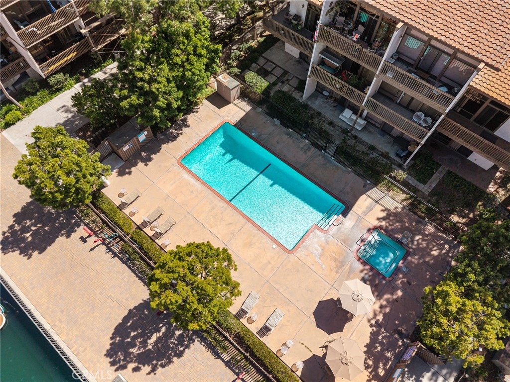 https://media.crmls.org/medias/e5cdc635-1055-45ad-ae0e-e0b115296235.jpg?preset=X-Large