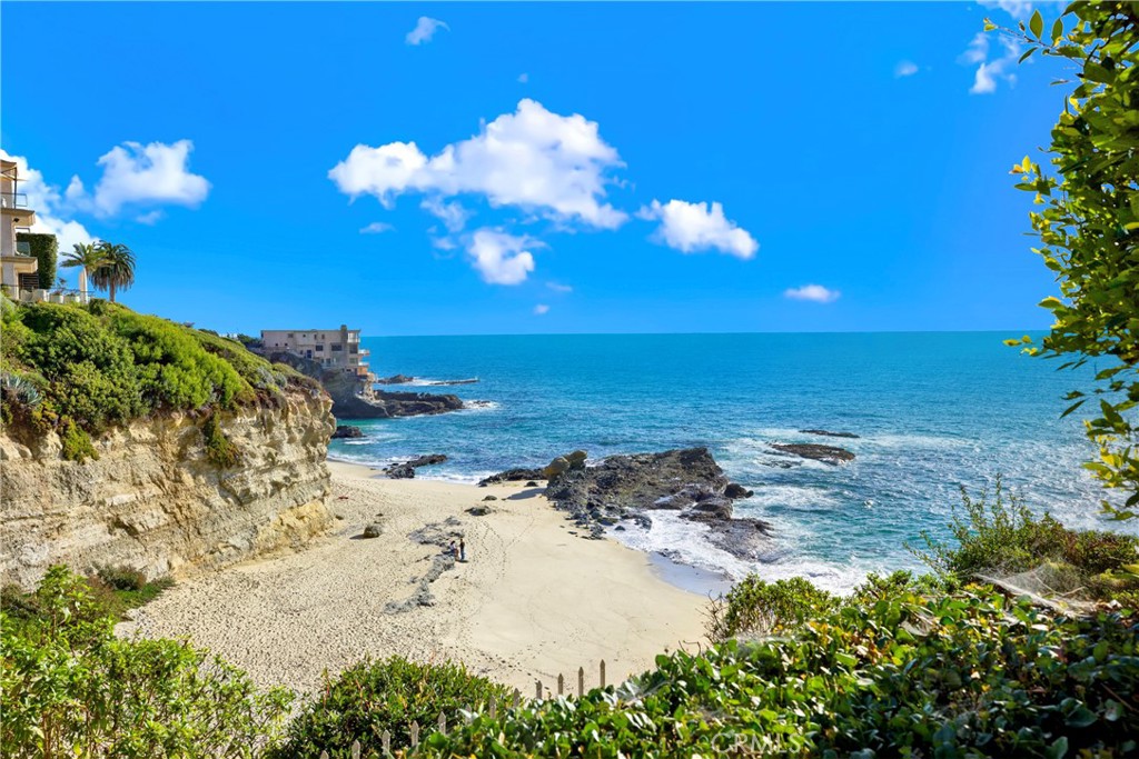 https://media.crmls.org/medias/e5d09b83-ae4a-4388-85a6-17254fae0899.jpg?preset=X-Large