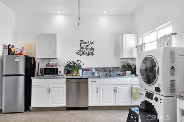 27320 Rodeo Road, Helendale CA: https://media.crmls.org/medias/e5d0a222-a058-49f4-9bd3-d90d8a86bd7b.jpg