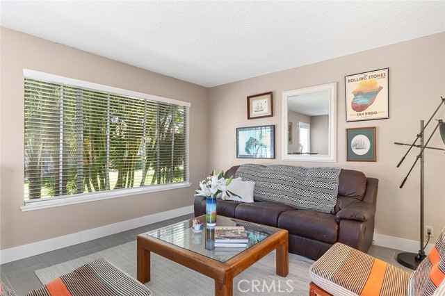 10230 Disney Circle, Huntington Beach CA: https://media.crmls.org/medias/e5d0f0fc-3053-4428-a0a8-4b14b5110b7b.jpg