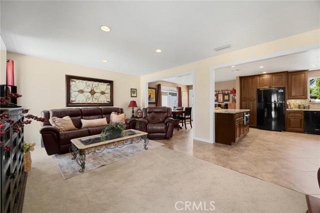 910 Huggins Avenue, Placentia CA: https://media.crmls.org/medias/e5d27583-377b-4fee-9f24-4e71af7fe9d2.jpg