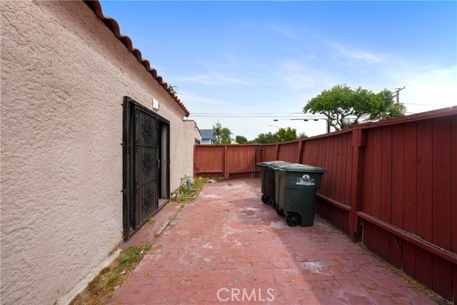 3825 Liberty Boulevard, South Gate CA: https://media.crmls.org/medias/e5d2bea0-be1f-4b36-9eba-847e49b7aeb9.jpg