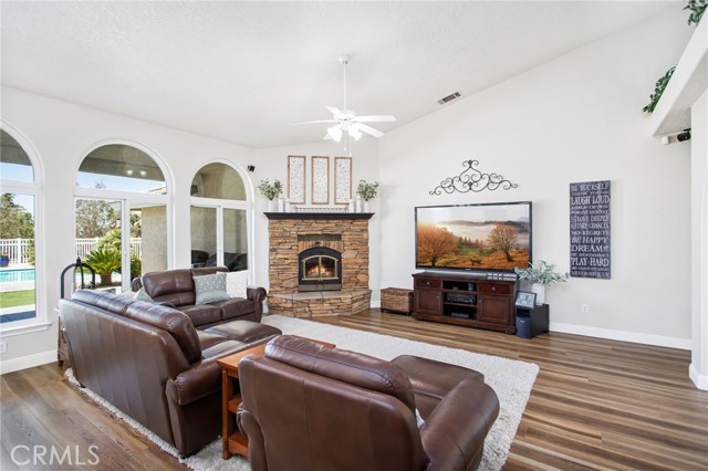 Detail Gallery Image 16 of 72 For 10978 El Centro Rd, Oak Hills,  CA 92344 - 4 Beds | 3 Baths