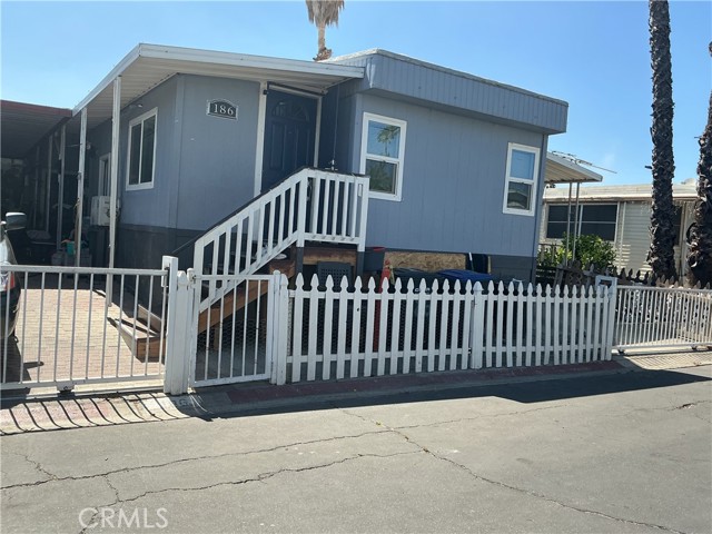 1097 N State Street, Hemet CA: https://media.crmls.org/medias/e5d7472e-11b2-4105-a57b-2b6e704eec1b.jpg