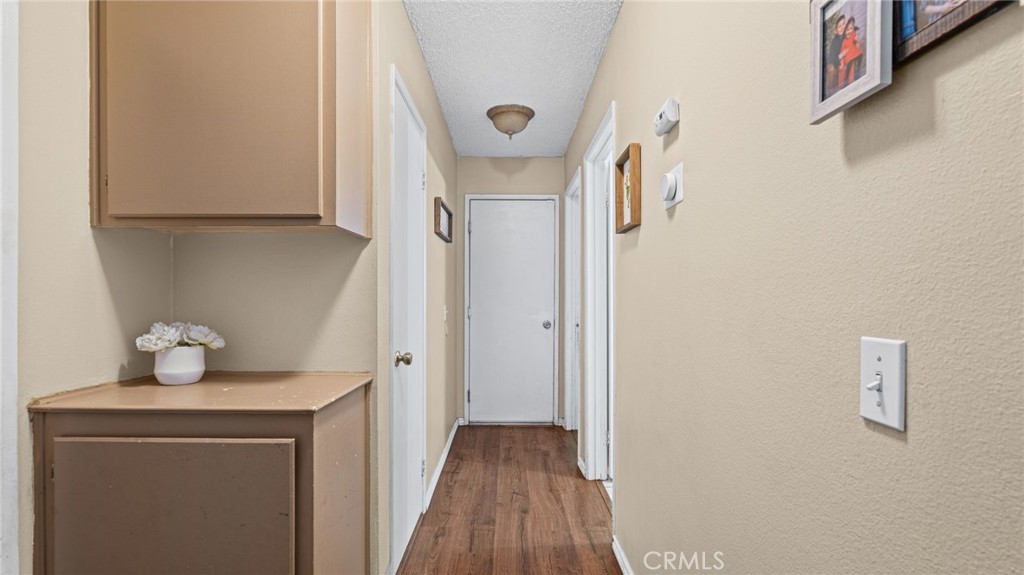 https://media.crmls.org/medias/e5d774b2-0ff6-438d-a135-858a8ee96625.jpg?preset=X-Large